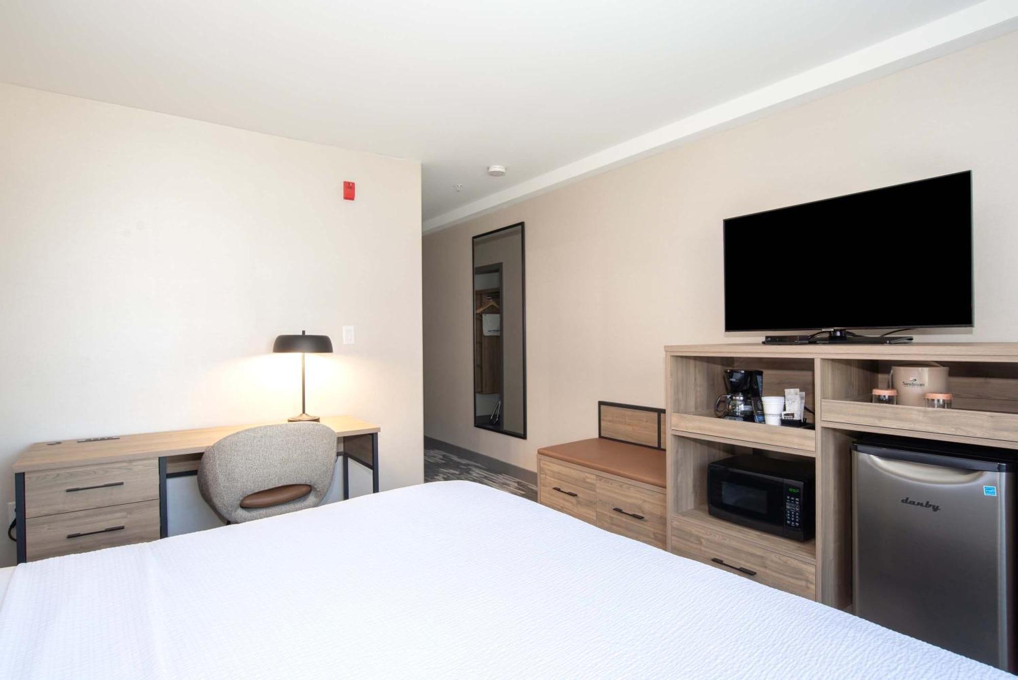 Sandman Hotel & Suites Regina Exterior photo